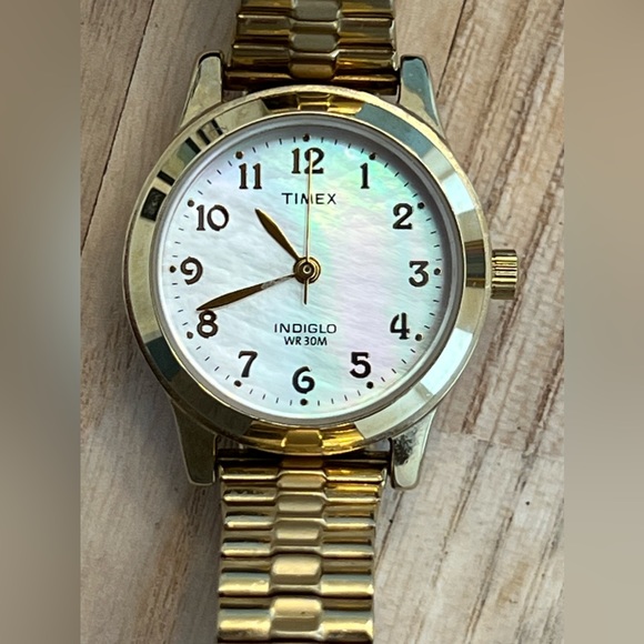 Timex Ladies Watch Indiglo Pearlescent Dial Gold Tone Stretch Band WR30M - Picture 3 of 8